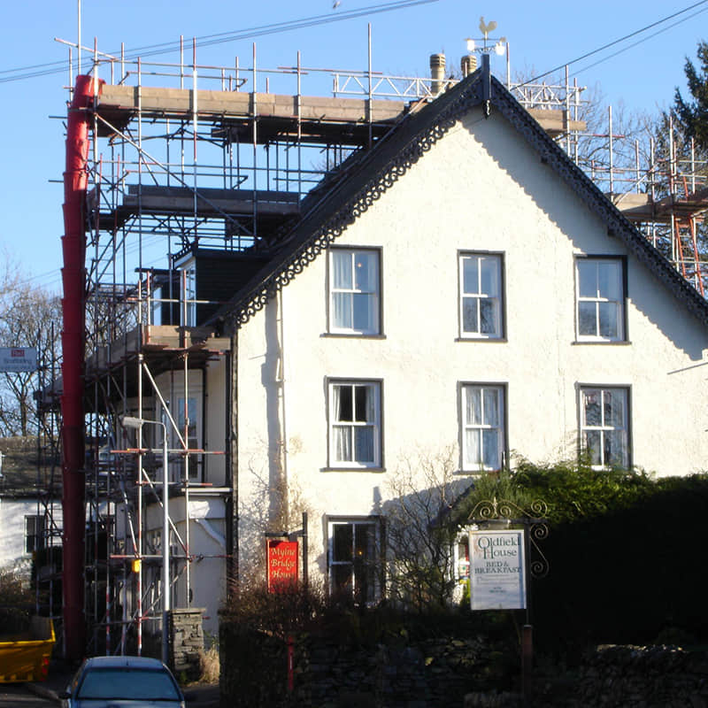 Échafaudage à anneaux ou à tubes et colliers de serrage : quel est le meilleur choix pour votre projet ?